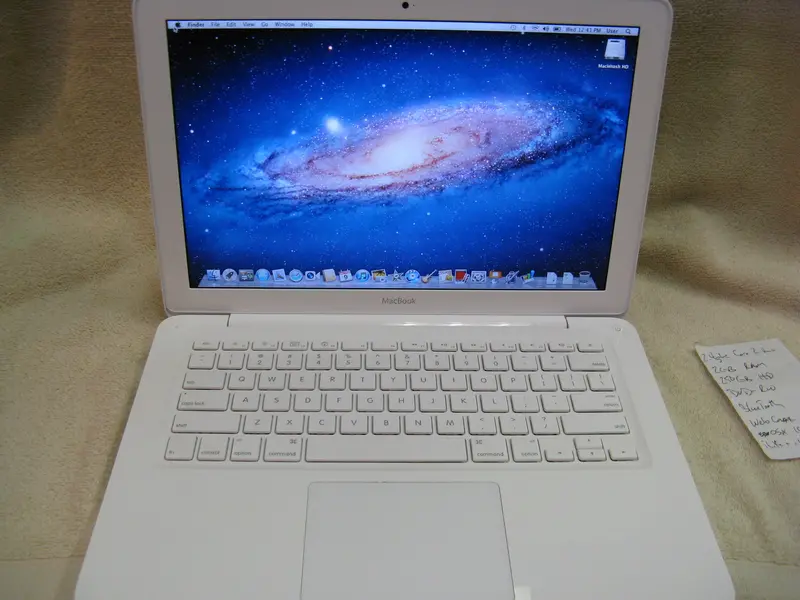 Apple Macbook 13-Inch (Intel, Retina Display) 1